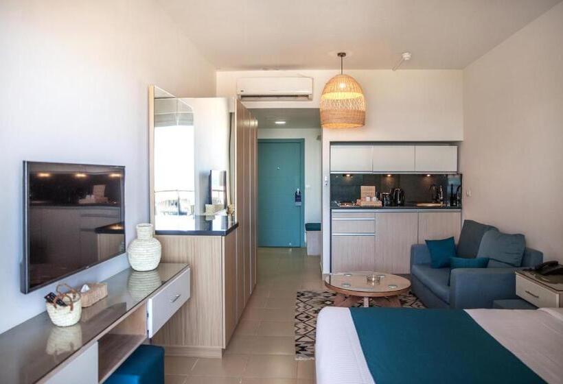 اتاق سوپریور با چشم‌انداز دریا و بالکن, Redcon Suites