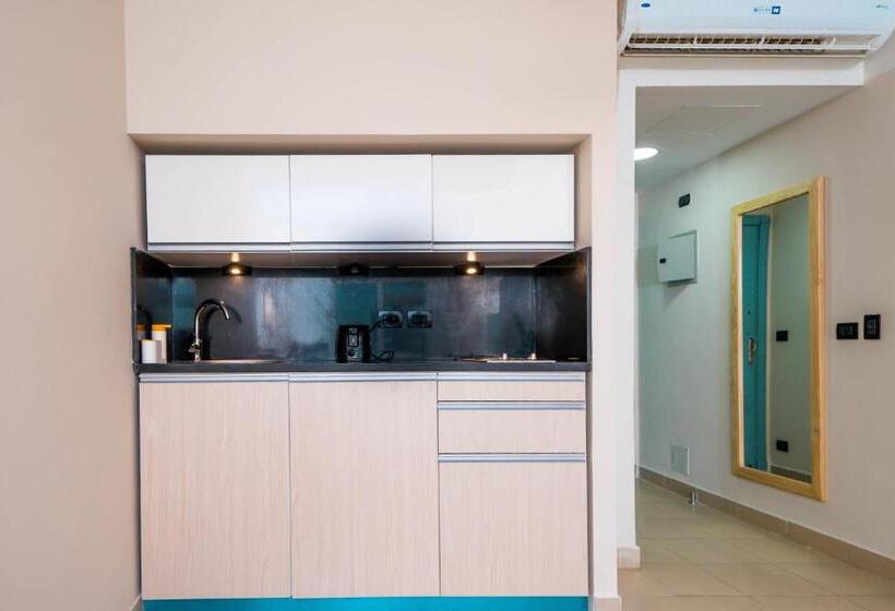 اتاق سوپریور با چشم‌انداز دریا, Redcon Suites