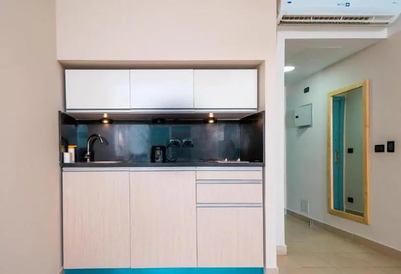 اتاق سوپریور با چشم‌انداز دریا, Redcon Suites