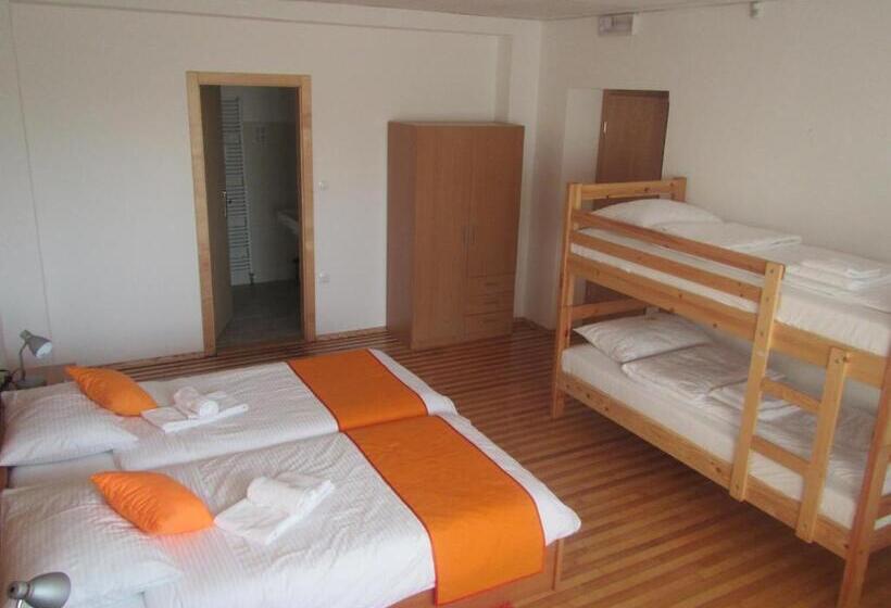 اتاق استاندارد چهار تخته, Pod Orehi