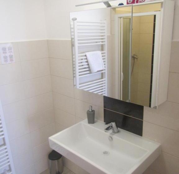 اتاق استاندارد چهار تخته, Pod Orehi