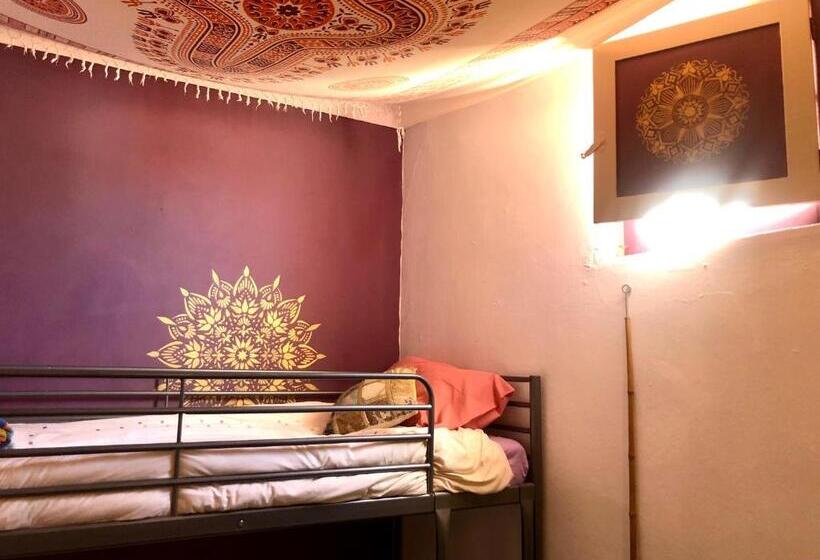 اتاق استاندارد با سرویس بهداشتی مشترک, Buddha Bee 18 To 35 Years Only