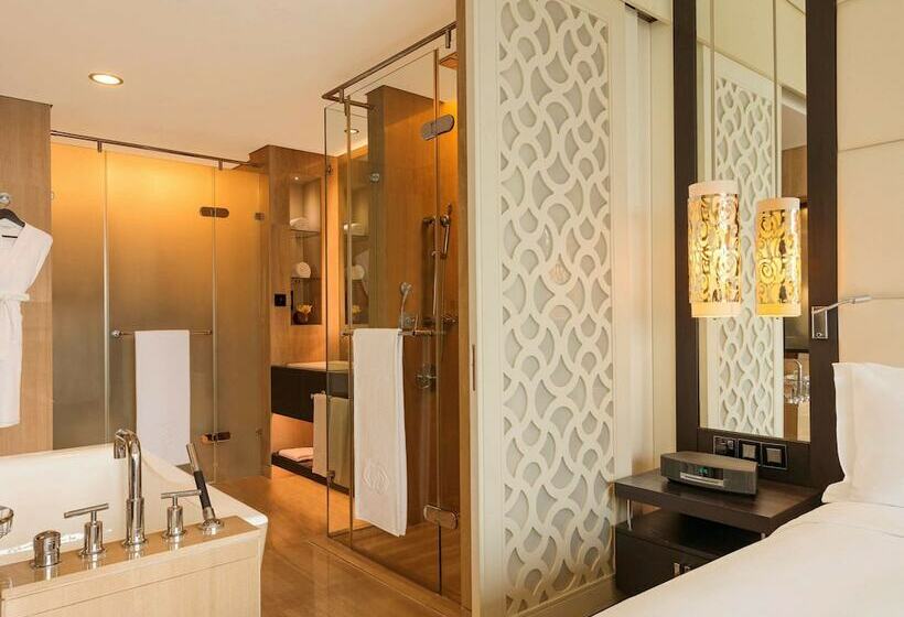 Номер Deluxe Вид на Море, Sofitel Abu Dhabi Corniche