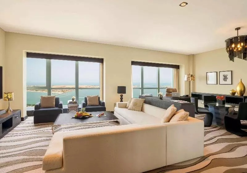 キングサイズベッドのスイートルーム, Sofitel Abu Dhabi Corniche