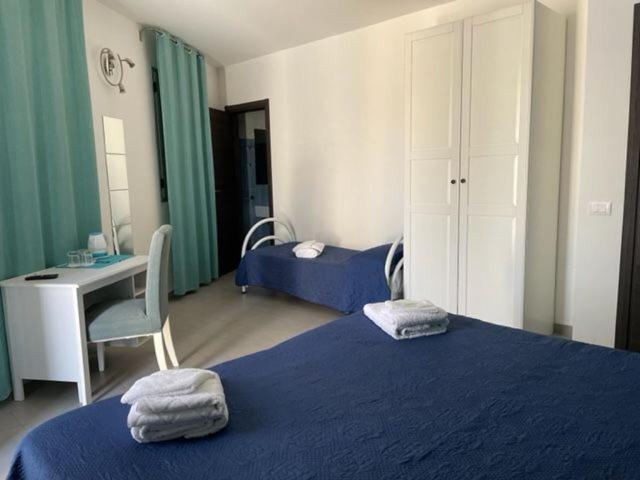 バルコニー付きスタンダードトリプルルーム, Colori Della Sicilia Guest House