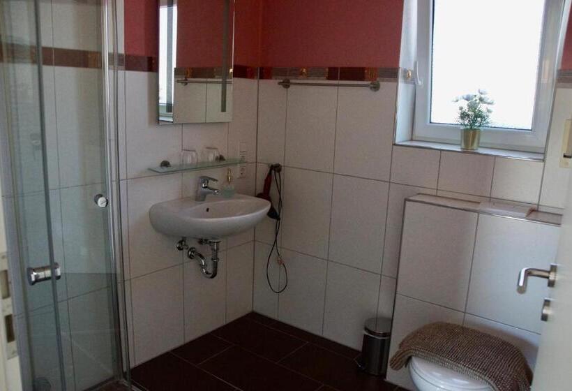 דירת חדר בקומת קרקע, Karuna Haus