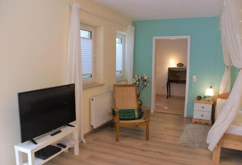 דירת חדר, Karuna Haus