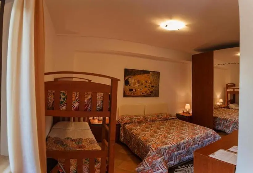 Standard Neljän Hengen Huone Puutarhanäkymä, Villa Dei Mercanti
