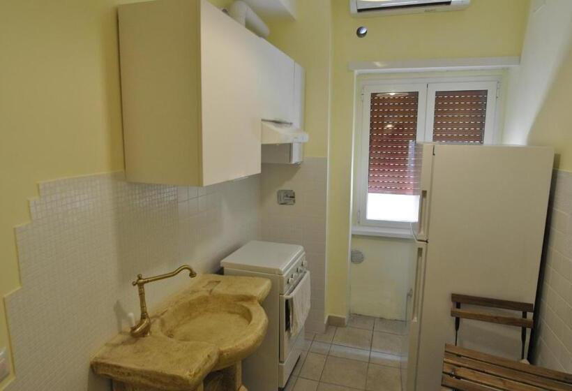 חדר סטנדרט לשלושה, Roma Tourist House