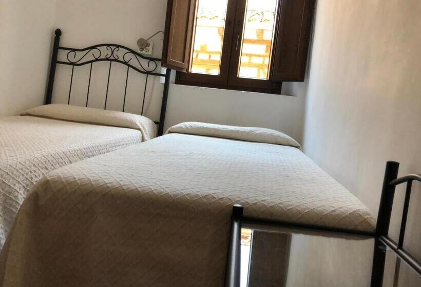 バス共有のスタンダードルーム, Albergue Rosalia / Pilgrim Hostel