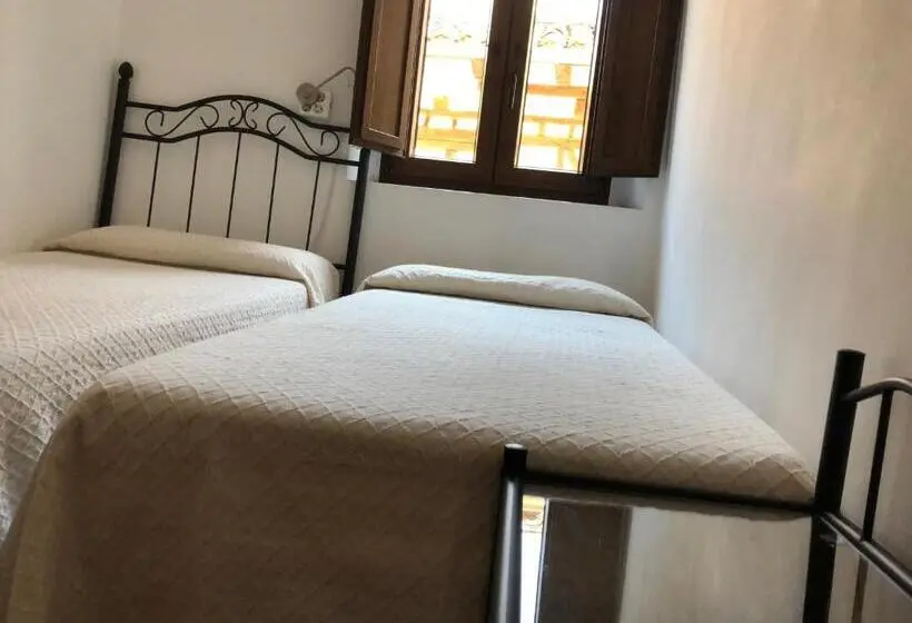 اتاق استاندارد با سرویس بهداشتی مشترک, Albergue Rosalia / Pilgrim Hostel