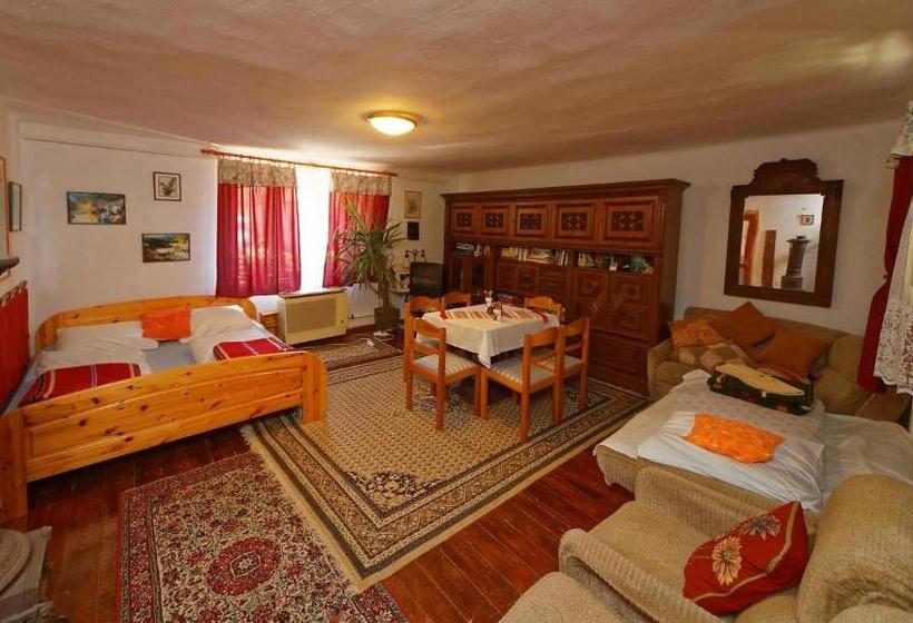 חדר סטנדרטי לארבעה עם חדר אמבטיה משותף, Pataky Borporta