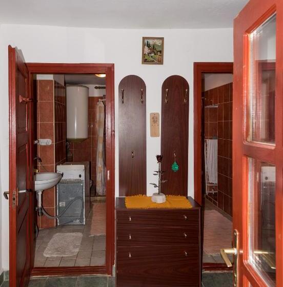 חדר סטנדרטי לארבעה עם חדר אמבטיה משותף, Pataky Borporta