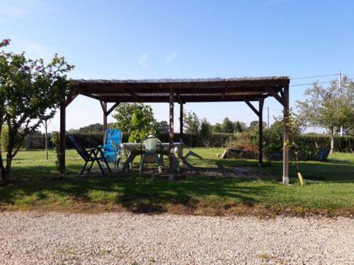 可看到停车场的标准间, Aux Cadollines