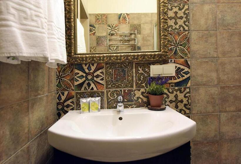 اتاق خانوادگی, Kubu Namai