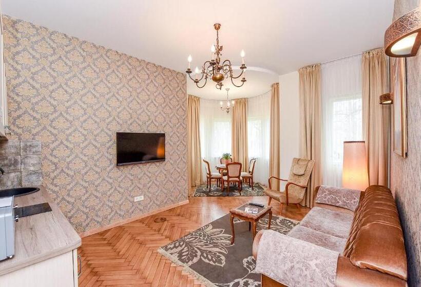 اتاق خانوادگی, Kubu Namai