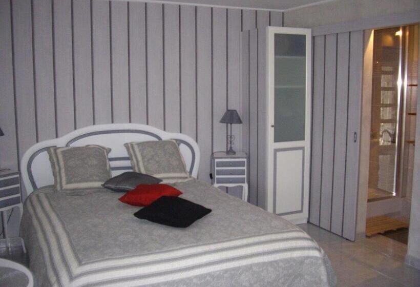 Трехместный Номер Стандарт Вид на Сад, Le Mas Des Cigales