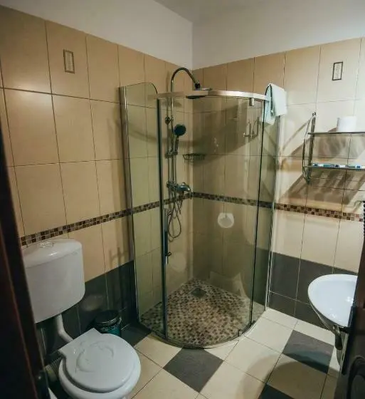 Suite Familiar, Szandy