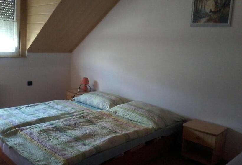 标准三人间, Hostinec Banik