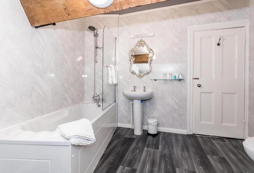 غرفة قياسية ثلاثية, Albert House