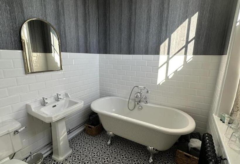 غرفة ديلوكس, Albert House