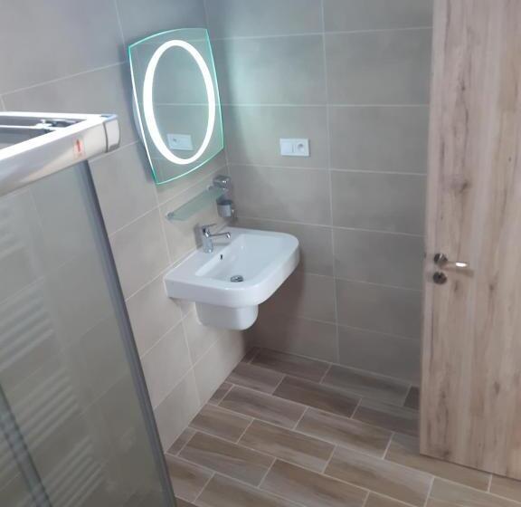 شقة غرفة واحدة, Felicia