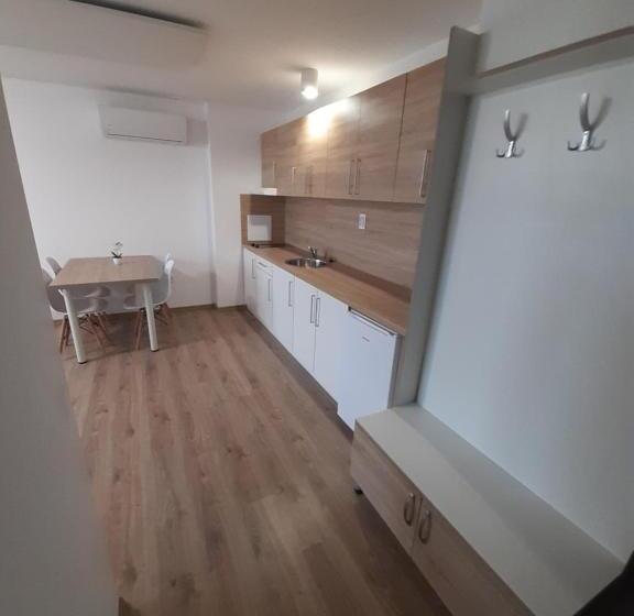 شقة غرفتين, Felicia