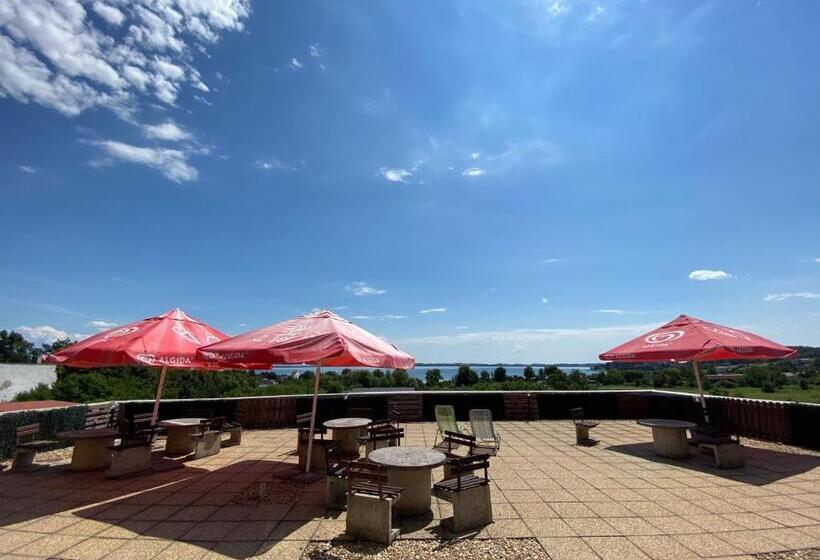 غرفة قياسية ثلاثية, Felicia