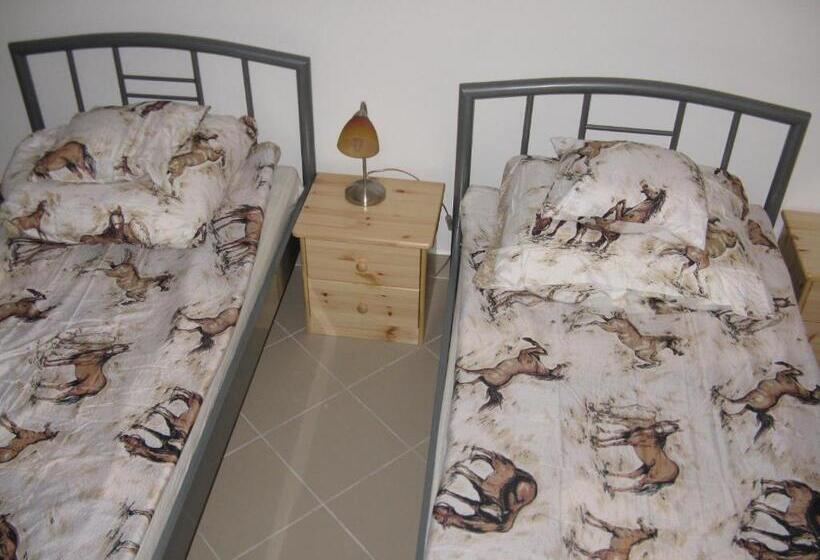 اتاق استاندارد چهار تخته, Kárpáti Motel