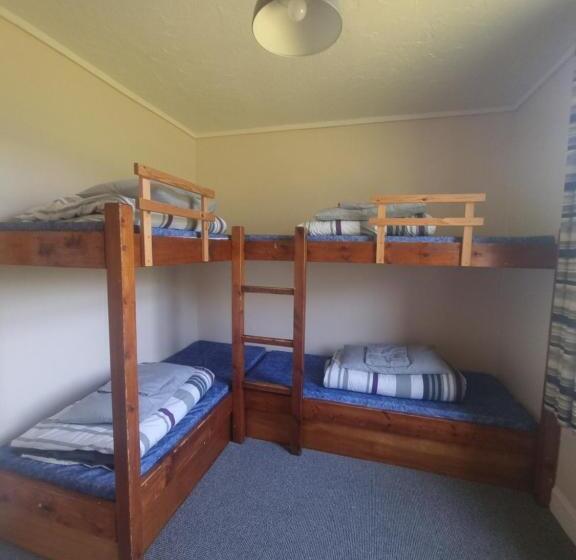 חדר סטנדרטי לארבעה עם חדר אמבטיה משותף, West Highland Lodge