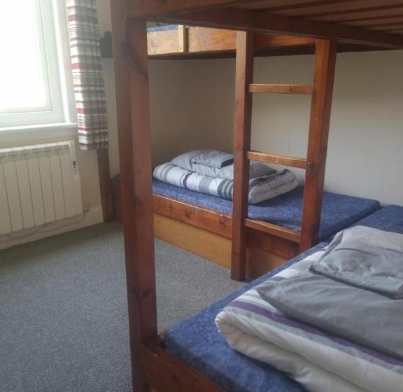 חדר סטנדרטי לארבעה עם חדר אמבטיה משותף, West Highland Lodge