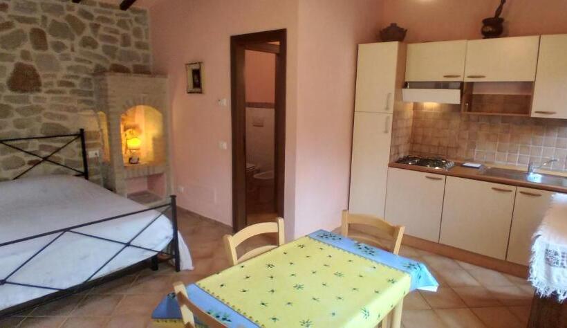 Standard studio with lake view, Casale Giuncheto