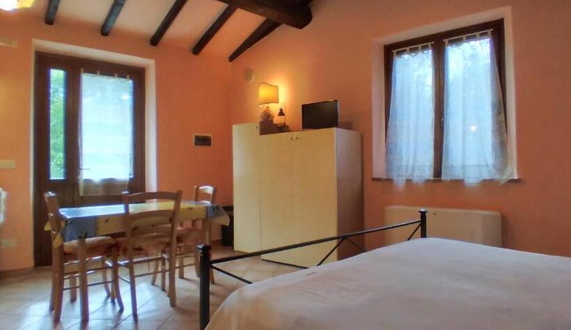 Standard studio with lake view, Casale Giuncheto