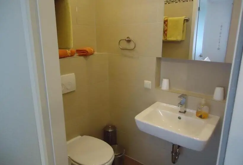 Huoneisto 2 Makuuhuonetta, Gästehaus Sommertal, Eigener Parkplatz, 800m Zum Bodensee, 300m Zur Altstadt