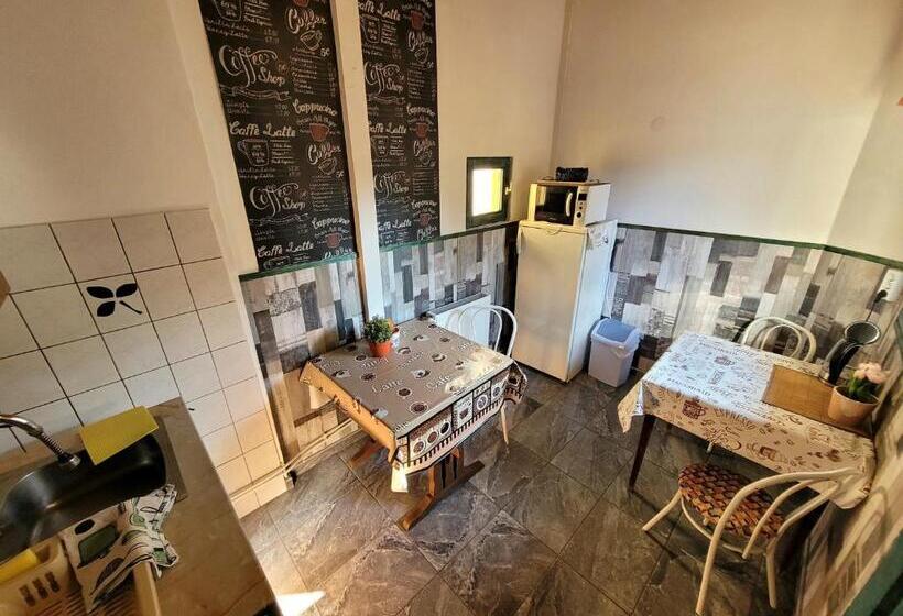Quarto Estandar Individual Banheiro Compartilhado, Brindza Vendégház