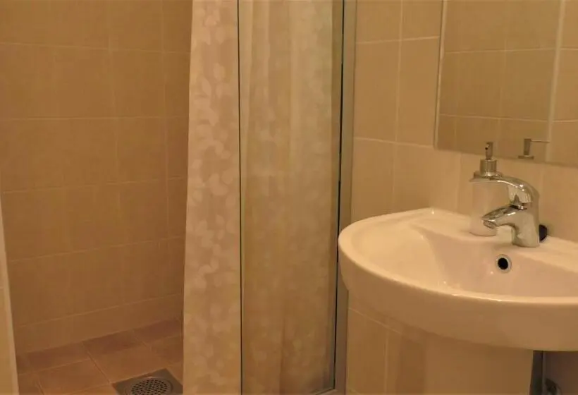 اتاق استاندارد سه نفره, Nuustaku Villa
