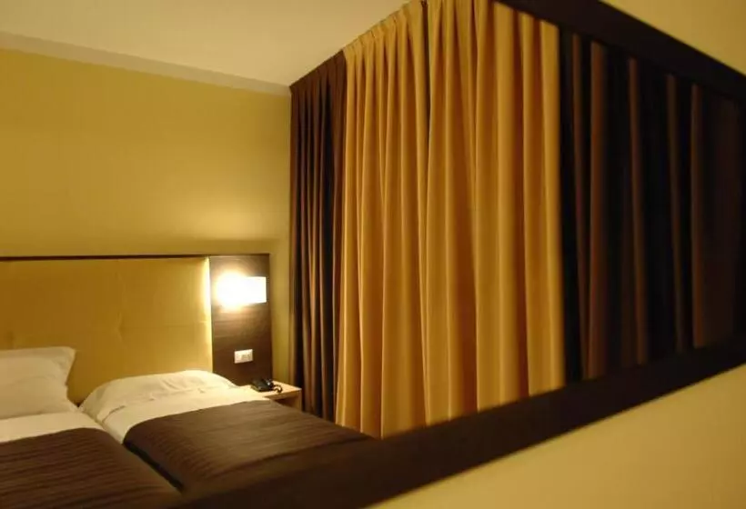 اتاق اکونومی, Alveri