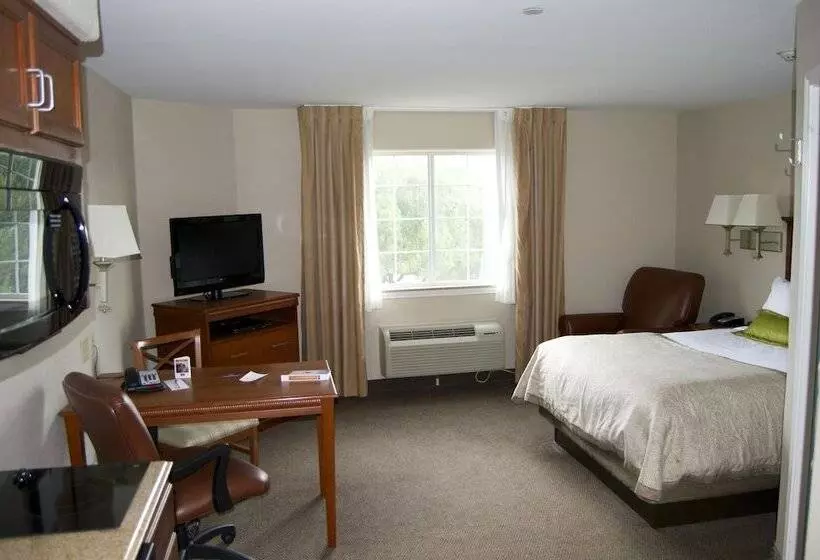 ダブルベッドのスタンダードスタジオ, Candlewood Victoria, An Ihg