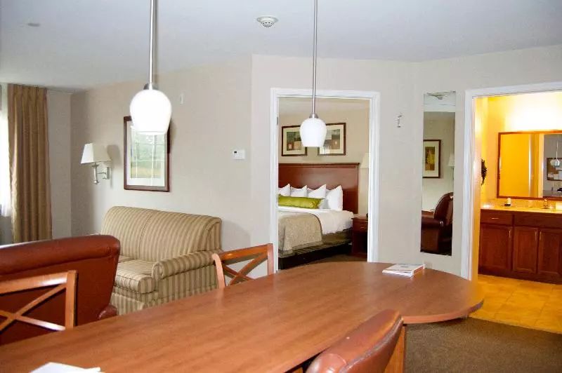 キングサイズベッドのスイートルーム, Candlewood Victoria, An Ihg