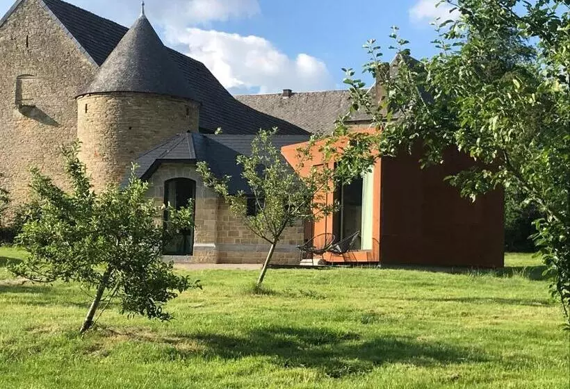 اتاق لوکس, Domaine De Ronchinne  Château Et Ecuries