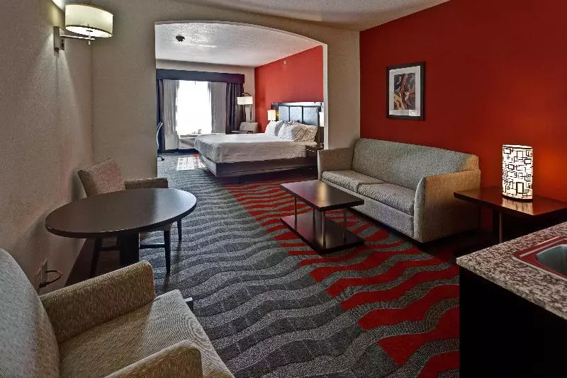 キングサイズベッドのスイートルーム, Holiday Inn Express Northwest Maize, An Ihg