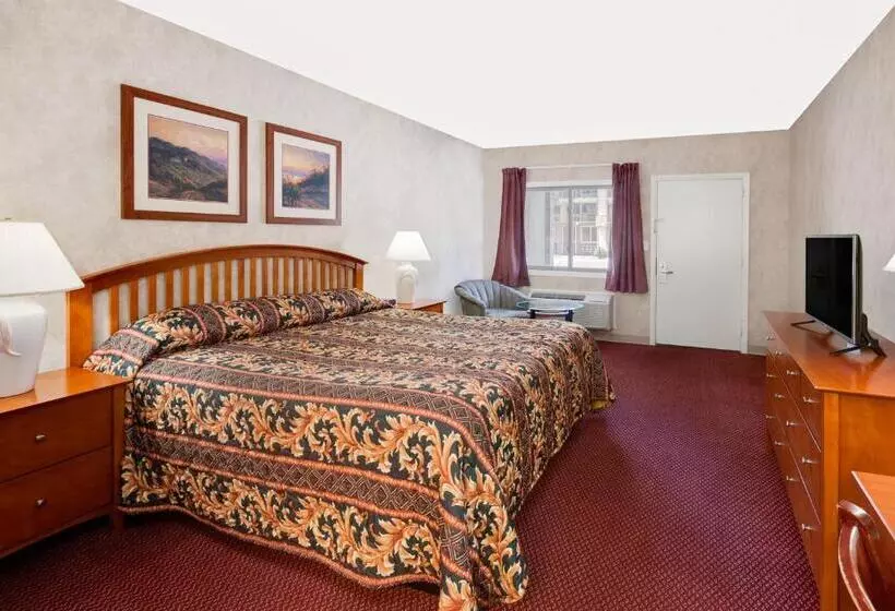 キングサイズベッドのスタンダードルーム, Knights Inn Traverse City