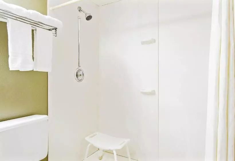 身障者適用スタンダードルーム, Super 8 By Wyndham Eureka/six Flags Nearby