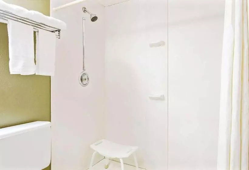 身障者適用スタンダードルーム, Super 8 By Wyndham Eureka/six Flags Nearby
