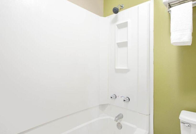 Люкс Кровать Кинг, Super 8 By Wyndham Eureka/six Flags Nearby
