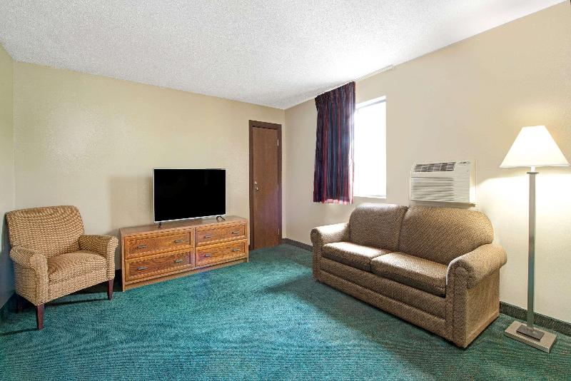 Люкс Кровать Кинг, Super 8 By Wyndham Eureka/six Flags Nearby