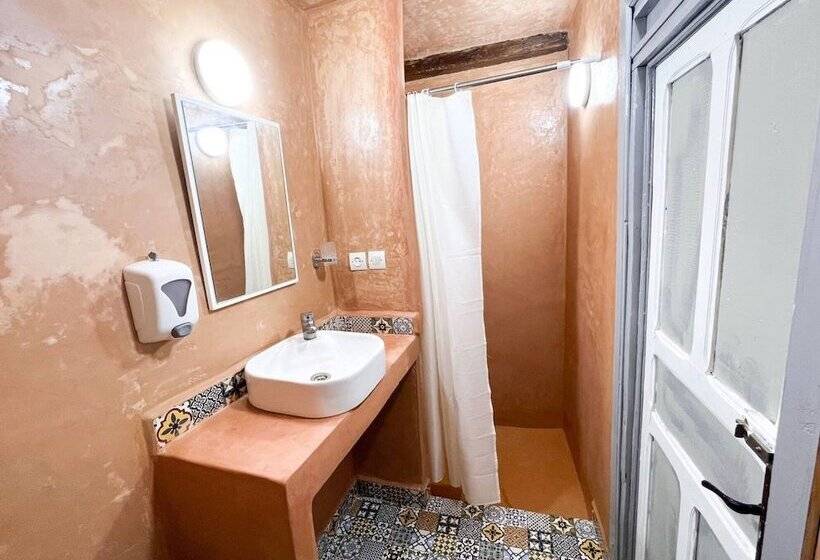 共用房间的床, Riad Verus