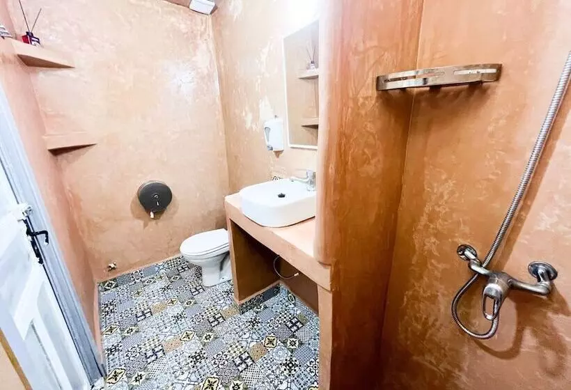 تختخواب در اتاق مشترک, Riad Verus