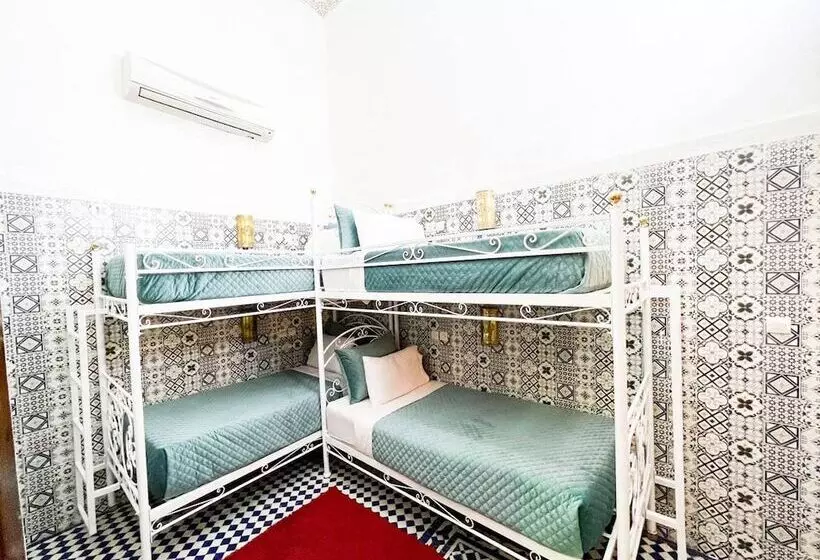 تختخواب در اتاق مشترک, Riad Verus