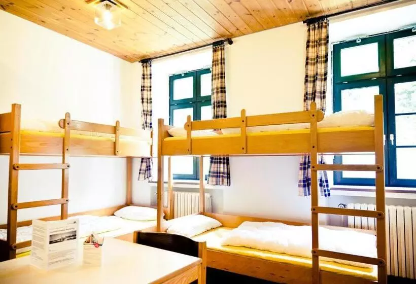 バスルーム共有のトリプルスタンダード, Youth Hostel Würzburg